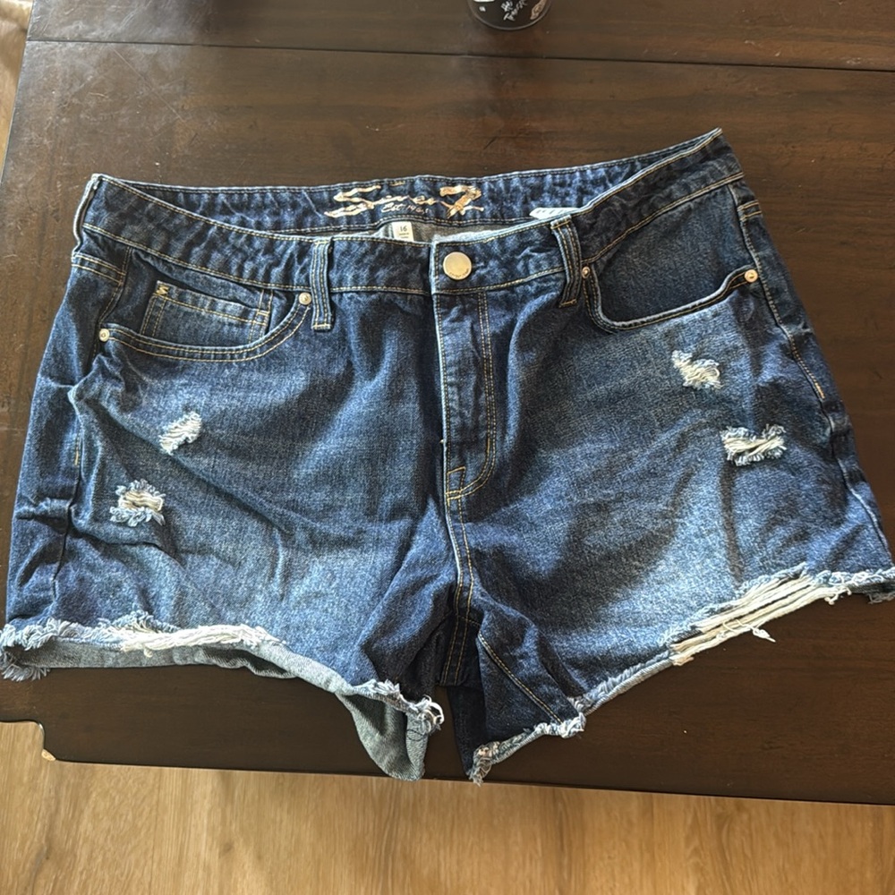EUC like new! Seven7 Weekend Short Denim Blue Shorts Distressed Cotton Womens 16 - Picture 2 of 5
